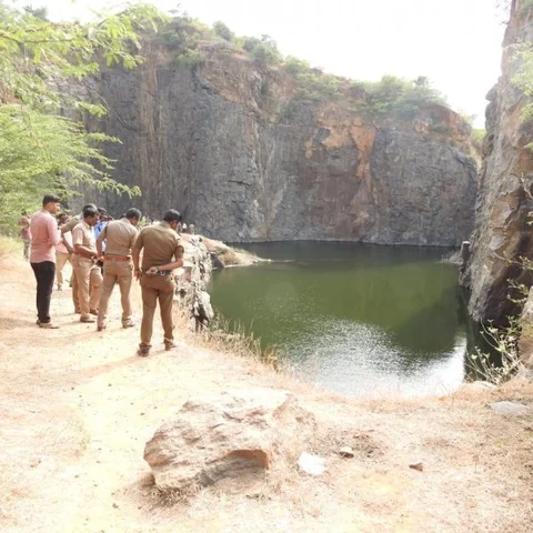 பாண்டிச்சேரியில் கடைசி சிக்னல்... வண்டலூர் கல்குவாரியில் மிதந்த பொறியியல் மாணவரின் உடல்!