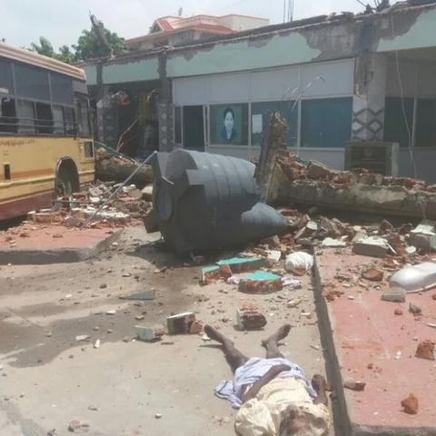 பேருந்து நிலைய மேற்கூரை இடிந்து விபத்து..! மூன்று பேர் பலி