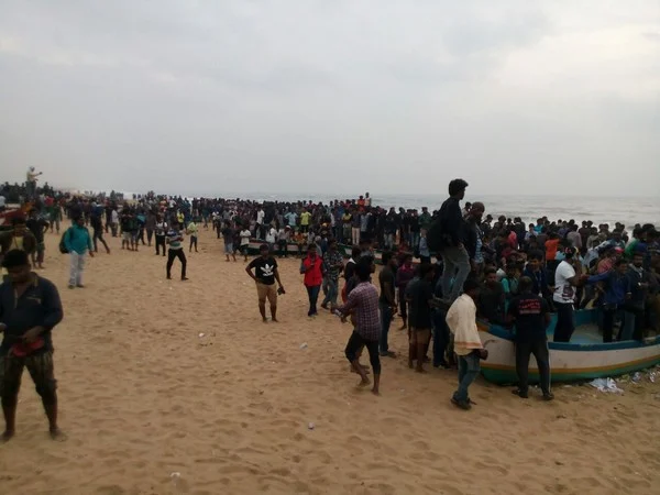 மெரினாவிலிருந்து கட்டாயமாக வெளியேற்றும் காவல்துறை: கலையமறுக்கும் இளைஞர்படை (படங்கள்)