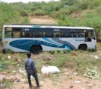 தஞ்சை அருகே வல்லத்தில் பஸ் கவிழ்ந்து 32 பேர் படுகாயம்