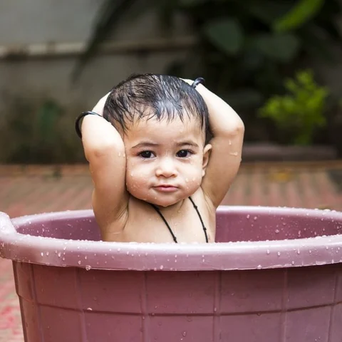 குளிக்கவைக்கும்போது குழந்தைகளின் பிறப்புறுப்பைக் கவனிங்க... `பைமோசிஸ்' ஆபத்து!