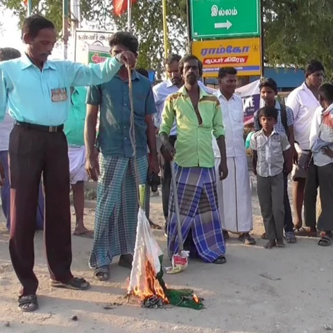 தூத்துக்குடியில் பாகிஸ்தான் கொடியைத் தீயிட்டுக் கொளுத்திய முன்னாள் ராணுவ வீரர்!