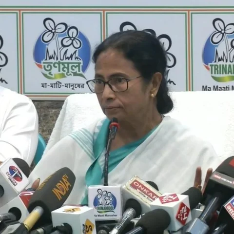 ``குழந்தையின் பேச்சுக்கு நான் என்ன கருத்து சொல்ல?” - ராகுலை கலாய்த்த மம்தா