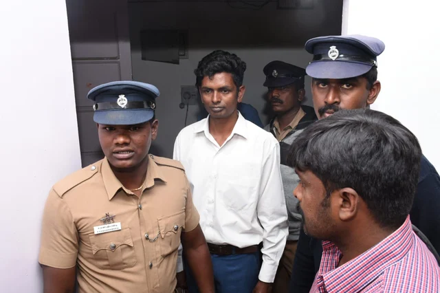 `2.55 மணிக்கு வந்துட்டேன், வேட்புமனுத் தாக்கல் செய்ய விடல!'- வெளிநாட்டு வங்கிப்பணியை துறந்தவர் வேதனை