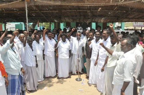 போலீஸை கண்டித்து ராமேஸ்வரத்தில் கடையடைப்பு, உண்ணாவிரதம் (படங்கள்)
