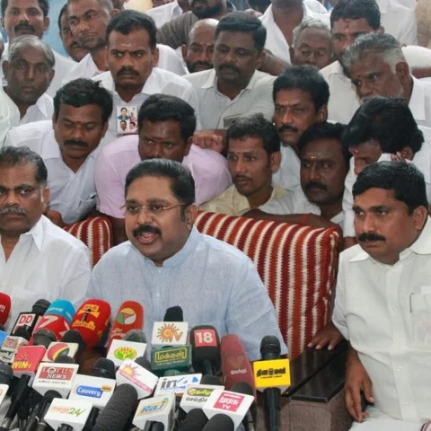 எடப்பாடி பழனிசாமி, திண்டுக்கல் சீனிவாசனின் பதவிகளை நள்ளிரவில் பறித்த தினகரன்!