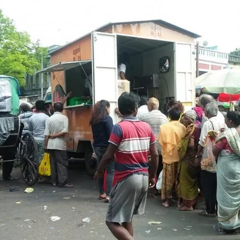 `நான் என்ன சாப்பிடுகிறேனோ அதேதான் அவர்களுக்குக் கொடுக்கிறேன்!'- ஏழைகளுக்குப் பசியாற்றும் `அப்னி ரொட்டி' வேன்