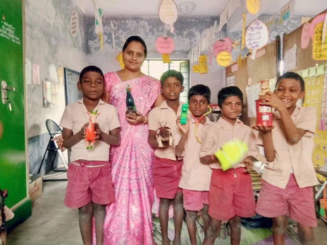 ஆங்கிலம் பேசும் பழங்குடியினக் குழந்தைகள்! - கடலூரைக் கலக்கும் அரசுப் பள்ளி ஆசிரியை