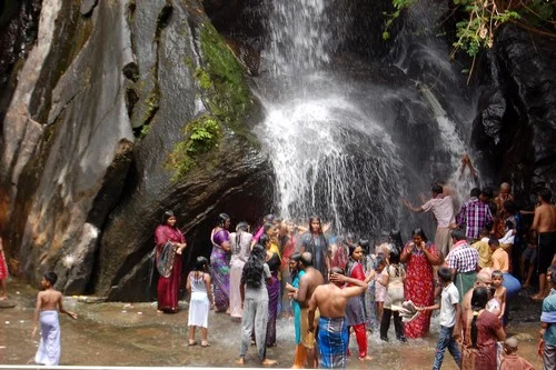 வாட்டி வதைக்கும் கோடை... குற்றால அருவியில் அலைமோதும் கூட்டம் (படங்கள்)