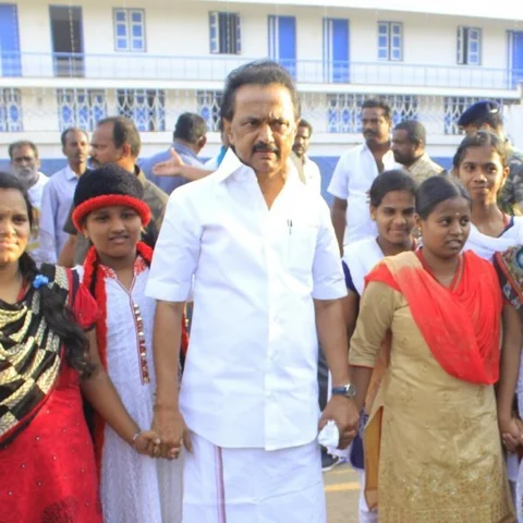 புதுக்கோட்டை நகரை ஸ்தம்பிக்க வைத்த மனிதச் சங்கிலி போராட்டம்! - பாராட்டிய மு.க. ஸ்டாலின்