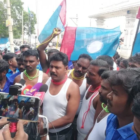 ‘கடனில் நகரும் வாழ்க்கை; கேள்விக்குறியான கல்வி’ - கலக்கத்தில் பட்டாசு உற்பத்தித் தொழிலாளர்கள்
