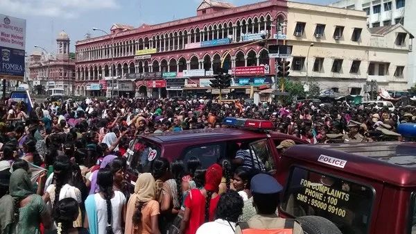 காயிதே மில்லத் கல்லூரி மாணவிகள் திடீர் மறியல்! (படங்கள்)