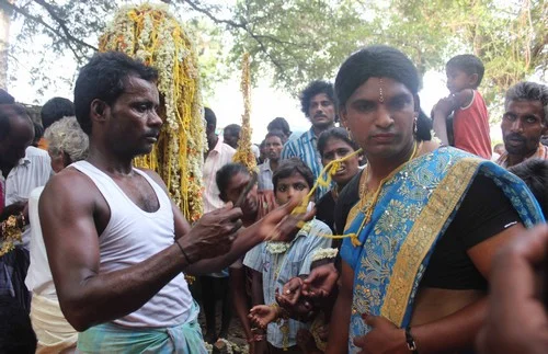 மகிழ்ச்சியையும், சோகத்தையும் கொட்டி தீர்த்த திருநங்கைகள் (படங்கள்)