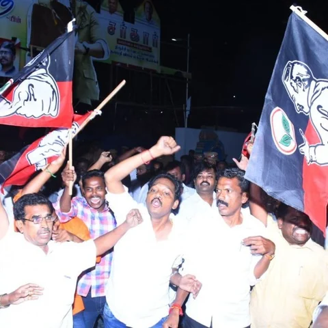 எங்க அம்மாவை இழிவுப்படுத்தி படம் எடுப்பதா? - திருச்சியில் கொந்தளித்த அ.தி.மு.க-வினர்