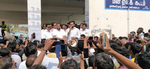 நிவாரணப் பொருள்களுடன் நாகை வந்த சரத்குமார் - தமிமுன் அன்சாரியிடம் வழங்கினார்!