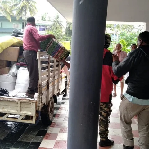 ``கைகொடுத்துத் தூக்கிய தமிழகம்!” - நெகிழும் கேரள மக்கள்... களத்திலிருந்து ஒரு லைவ் ரிப்போர்ட்