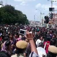 காயிதே மில்லத் கல்லூரி மாணவிகள் திடீர் மறியல்! (படங்கள்)