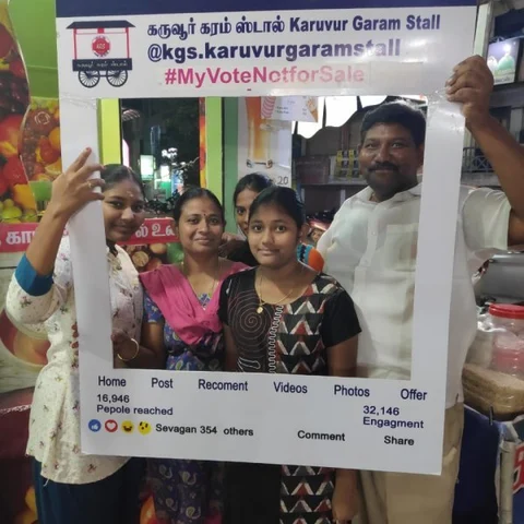 ``என் வாக்கு விற்பனைக்கு அல்ல; செல்ஃபி எடுத்தால் 50 சதவிகிதம் ஆஃபர்” - அசத்திய கரூர் இளைஞர்