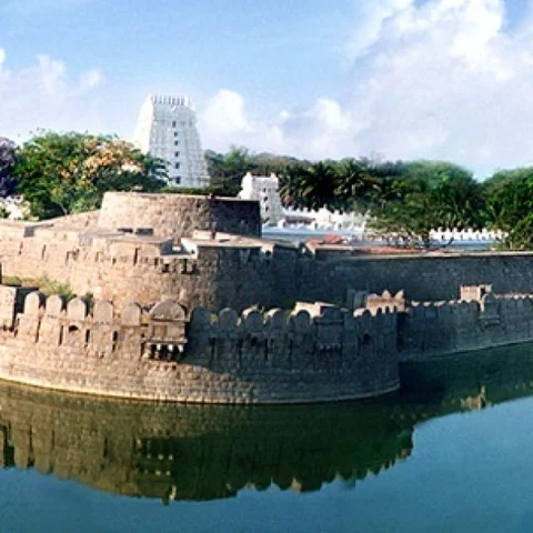 வேலூரில் ஆட்டோ டிரைவரால் மாற்றுத்திறனாளி மாணவிக்கு நேர்ந்த சோகம்!