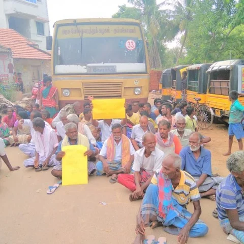 ‘தண்ணீர் பங்கீடு செய்வதில் பிரச்னை’- அணைக்கட்டை முற்றுகையிட்ட விவசாயிகள்