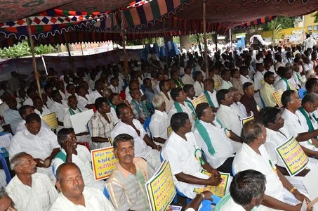 அரவை பருவம் முடிவதற்குள் நிலுவைத் தொகையை வழங்க கரும்பு விவசாயிகள் வேண்டுகோள்!