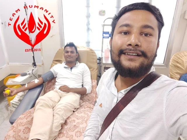 `ரத்தம் கொடுக்க ரமலான் நோன்பை முறித்த இளைஞர்!’ - குவியும் பாராட்டுகள்