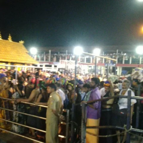 சபரிமலையில் பெண் பத்திரிகையாளர்; பக்தர்கள் எதிர்ப்பு - காவல்துறை தாக்கியதால் பதற்றம்