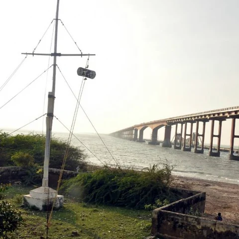 பாம்பன், நாகை துறைமுகங்களில் ஒன்றாம் எண் புயல் எச்சரிக்கைக் கூண்டு!