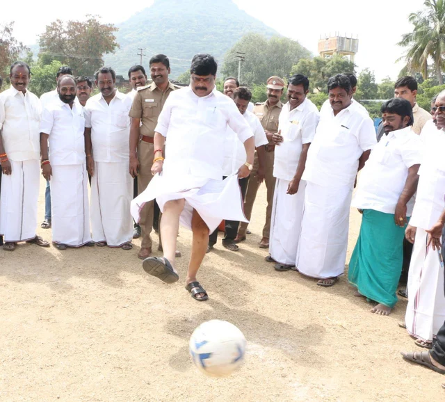 கால்பந்து விளையாடி போட்டியைத் தொடங்கி வைத்த அமைச்சர்!