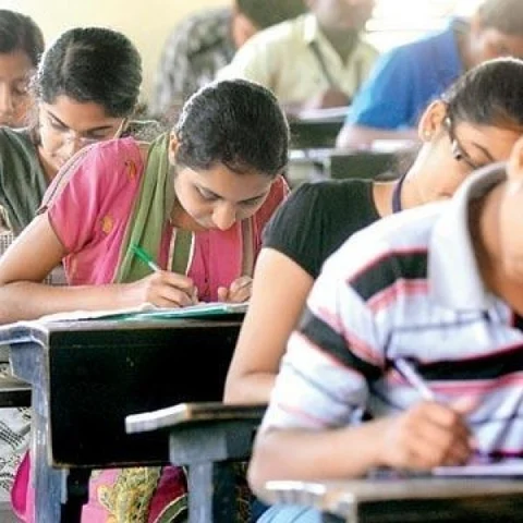 பியூன் வேலைக்கு முனைவர் பட்டம் பெற்ற 3,700 விண்ணப்பங்கள்!