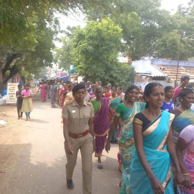 `சாப்பாட்டுக்கே வழியில்லாமல் இருக்கிறோம்!’ - சிவகாசி பட்டாசுத் தொழிலாளர்கள் வேதனை