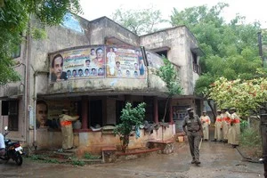 மதுரையில் சுப்ரமணியன் சுவாமி கட்சி அலுவலகம் மீது தாக்குதல்! (படங்கள்)