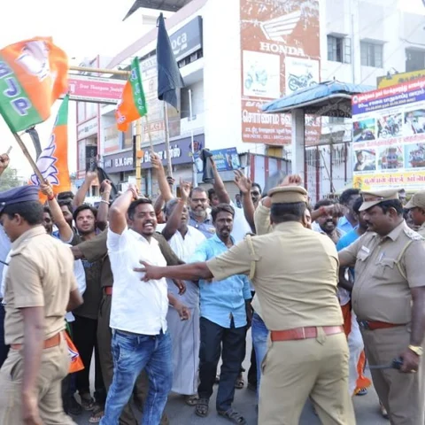 வைகோவுக்கு எதிர்ப்பு - திண்டுக்கல்லில் ம.தி.மு.க கொடிகளைப் பிடுங்கி எறிந்த பா.ஜ.க தொண்டர்கள்!