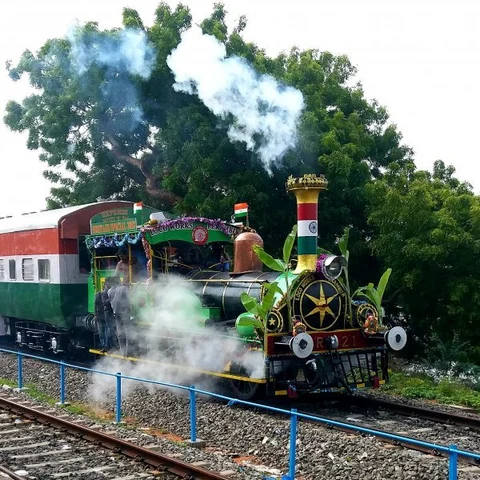 திருச்செந்தூரில் 2 -வது முறையாக இயக்கப்பட்ட நீராவி இன்ஜின் - குடும்பத்துடன் பயணம் செய்த கலெக்டர்