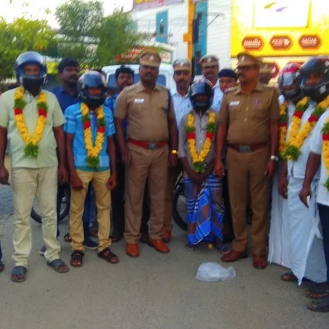 `முதலில் மாலை வரவேற்பு; அடுத்து ஹெல்மெட்!'- வாகன ஓட்டிகளிடம் போலீஸ் விழிப்புஉணர்வு