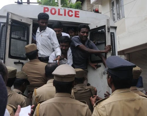 சிங்கள நிறுவனங்கள் வெளியேற மாணவர் கூட்டமைப்பு 24 மணி நேரம் கெடு!