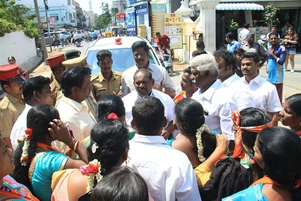கிரண்பேடியை ஏன் அழைக்கவில்லை? அமைச்சரை முற்றுகையிட்டு பி.ஜே.பி.யினர் ஆவேசம்