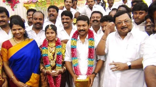 அழகிரி- கனிமொழி திடீர் சந்திப்பு! பின்னணி என்ன?