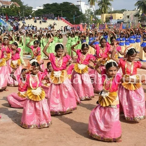 குடியரசு தினவிழாவில் கலெக்டரின் படத்தை வரைந்து அசத்திய நெல்லை மாணவர்கள்!