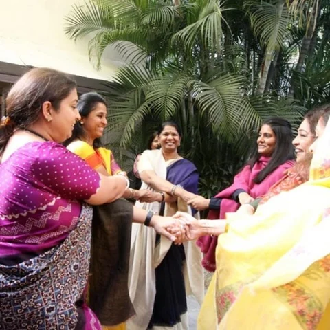 விளையாட்டு, நடனம், மேளதாளம் - இது பெண் அரசியல் தலைவர்களின் ஜாலி மொமன்ட்