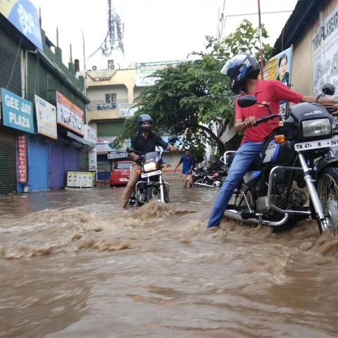 கோவையில் திடீர் மழை; அவினாசி சாலையில் பெருக்கெடுத்து ஓடிய வெள்ளம்