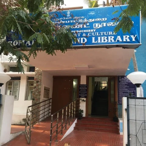 பிரெஞ்சு காலத்து கிளாசிக் நூலகம்.. புத்தகப் பிரியர்களுக்கு புதுவையில் ஒரு செம ஸ்பாட்#MyVikatan