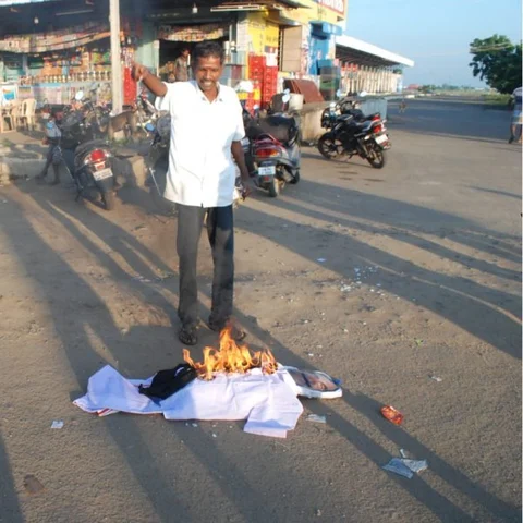 நடுரோட்டில் வைகோ உருவபொம்மை எரிப்பு! விரைந்த போலீஸ்; ஓட்டம்பிடித்த காங்கிரஸ் நிர்வாகி