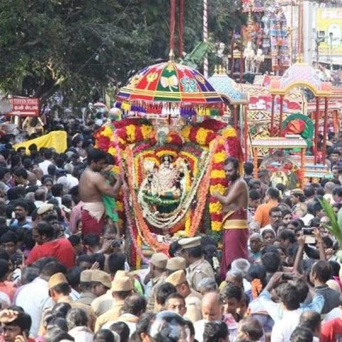 அழகர் எழுந்தருளப்போகும் ஆயிரம்பொன் சப்பரத்துக்குத் தலை அலங்கார பூஜை!