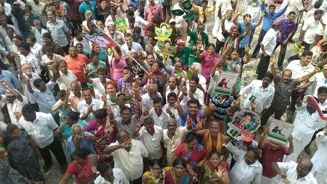 கார்டனில் குவிந்த தொண்டர்கள்..! உற்சாகத்தில் அதிமுக