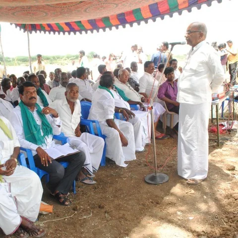 ஏரியில் பந்தல் அமைத்து அறவழிப்போராட்டம்... காவிரிக்காக கூடிய எட்டு கிராம மக்கள்! #WeWantCMB