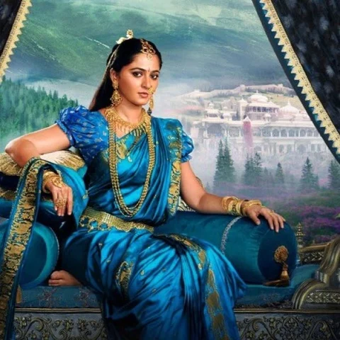 டியர் ஆண்களே... 'பாகுபலி' தேவசேனா உங்கள் அருகில்தான் இருக்கிறாள். உணர்ந்திருக்கிறீர்களா?