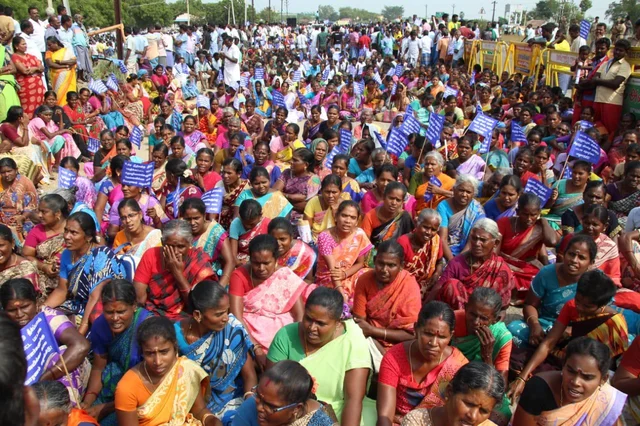 `அடுத்தவேளை சாப்பாட்ட நெனச்சு ஒவ்வொரு நொடியும் எண்ணிட்டு இருக்கோம்!’ - பட்டாசுத் தொழிலாளர்கள் வேதனை