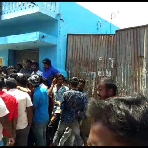 பொள்ளாச்சி விவகாரம்; நாகராஜனின் பாரை அடித்து நொறுக்கிய பொதுமக்கள்!