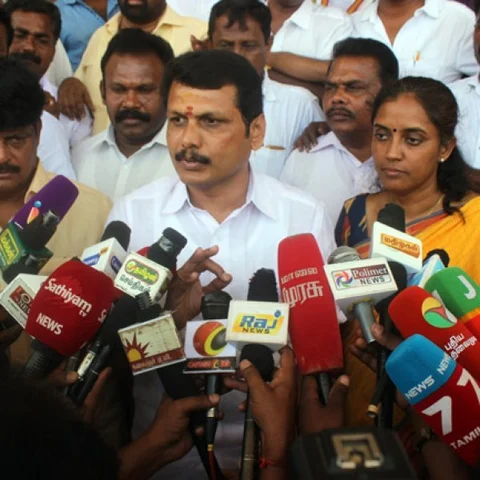`செந்தில் பாலாஜியை அடக்க நினைத்தால்..!'- தம்பிதுரை, விஜயபாஸ்கருக்கு எதிராகச் சீறும் கரூர் தி.மு.க-வினர்